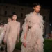 Dior celebra a ‘dolce vita’ com looks claros e transparentes em palácio medieval de Roma