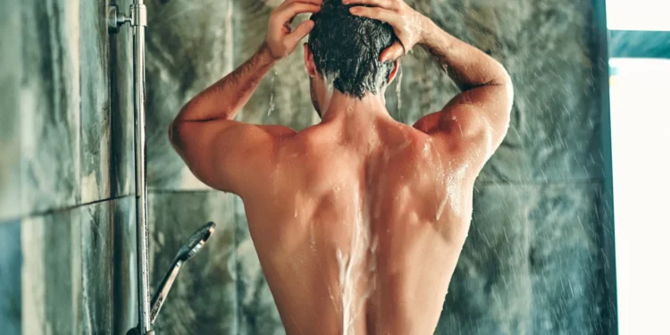 Costuma urinar no chuveiro? A razão por que deve parar imediatamente