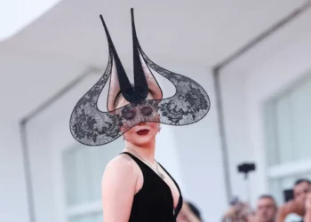 Polêmico, fashion, bizarro? Os looks icônicos de Lady Gaga, estrela pop que mais causa na moda