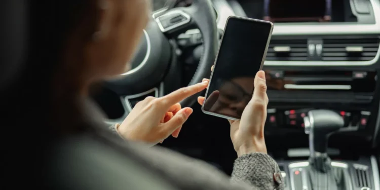 Telemóvel na condução? PSP e GNR apontam riscos (e consequências legais)