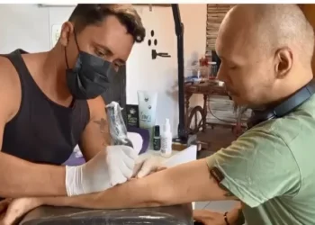 Projeto social tatua informações que salvam vidas