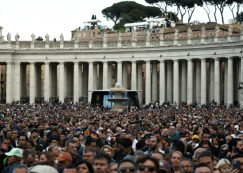 Portugueses assistiram à eleição na primeira fila da Praça de S. Pedro