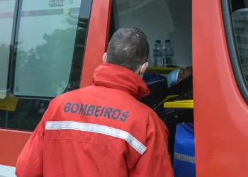 Dominado incêndio em fábrica de gestão de resíduos na Póvoa de Varzim