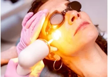 Por que a luz amarela faz bem para a beleza da pele?