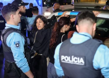 Ativistas climáticos protestam frente ao hotel da AD (e são retirados)