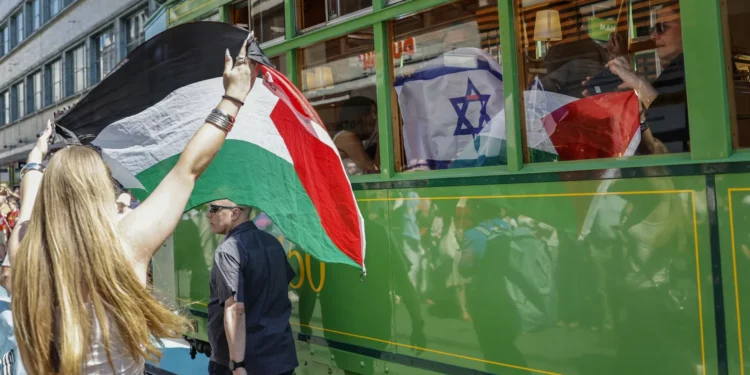 Eurovisão arranca com protestos (e Portugal ‘ignorado’ em passadeira)