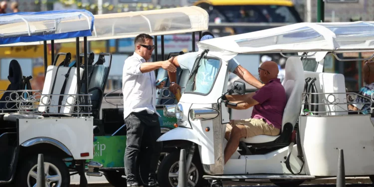 Associação avança com providência cautelar contra regulamento de tuk-tuks
