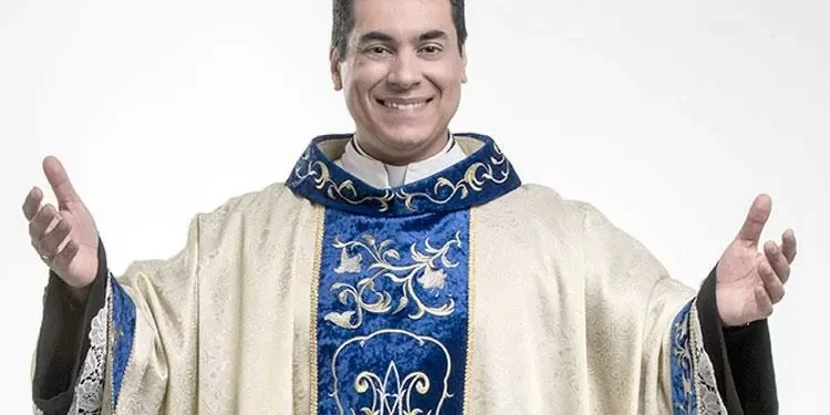 O padre influencer que se negou a batizar bebê reborn