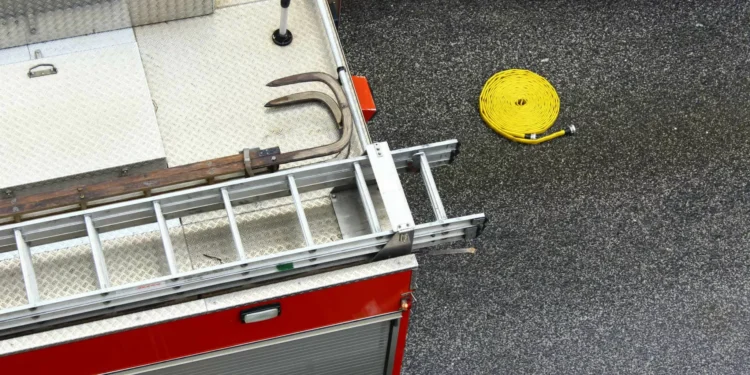 Mais de 90 operacionais combatem fogo em fábrica na Póvoa de Varzim