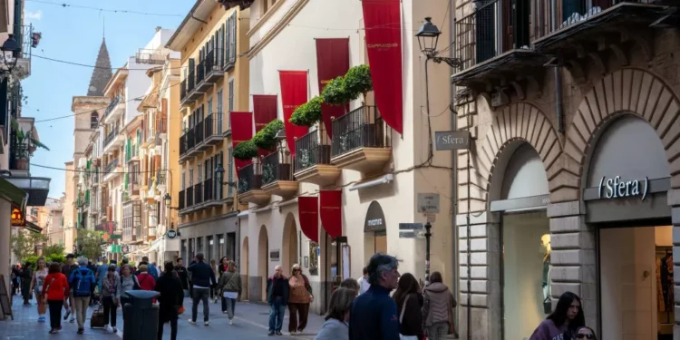 Cafés com tempo contado: a nova realidade nas cidades mais turísticas da Europa