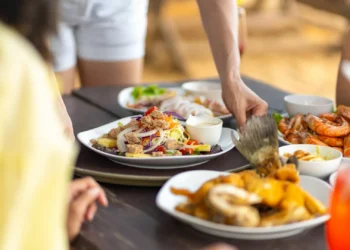 A bebida comum (e saudável) que deve ficar longe durante as refeições