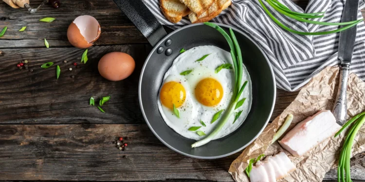 É assim que consegue fazer um ovo estrelado com menos calorias