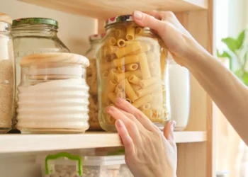 Cinco coisas que os chefs nunca guardam na despensa de casa