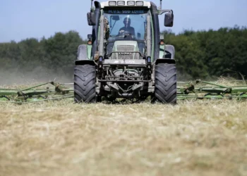 Homem de 64 anos ferido com gravidade em capotamento de trator em Arouca