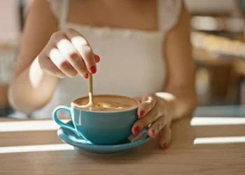 Toma o primeiro café do dia logo depois de acordar? O melhor é esperar