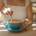 Toma o primeiro café do dia logo depois de acordar? O melhor é esperar