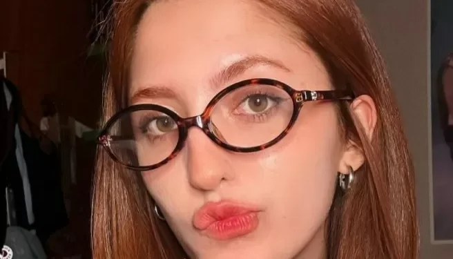 A influenciadora que narra a Bíblia em tom de fofoca