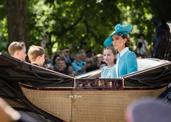 Mini-me? Sete momentos fashion em que Kate Middleton combinou o look com a princesa Charlotte