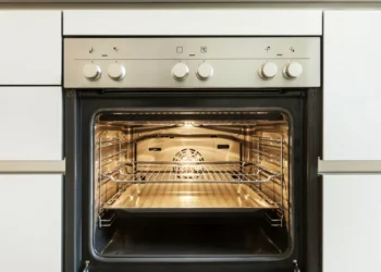 Truque infalível para limpar o forno (‘da noite para o dia’)