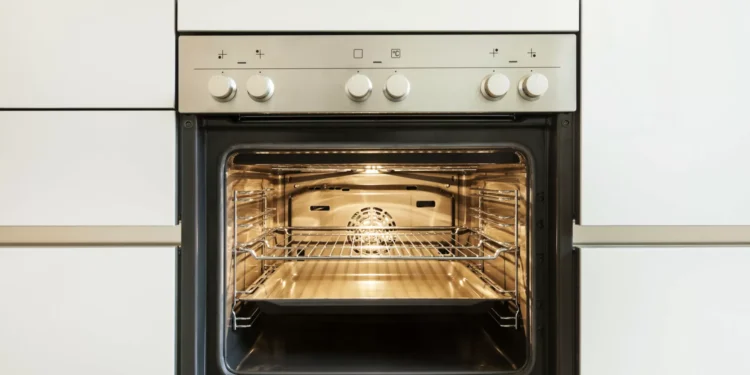 Truque infalível para limpar o forno (‘da noite para o dia’)