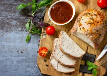 O jantar está servido! Costeletas de porco com molho de mostarda e mel