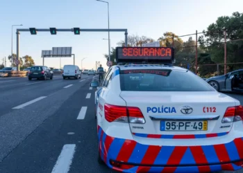 Apanhado sem carta troca de lugar com passageiro durante fuga à PSP