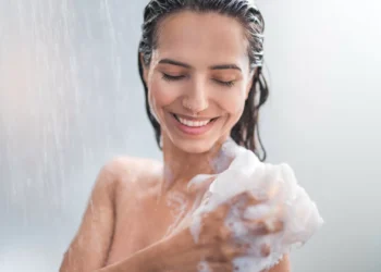 Toma banho de manhã ou à noite? Saiba se um dos hábitos é melhor