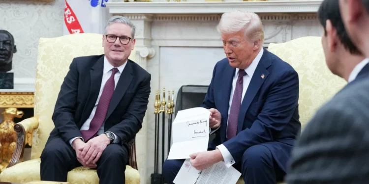 Trump e Starmer anunciam conclusão de acordo comercial entre EUA e Reino Unido