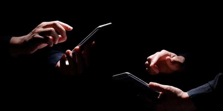 Emoções impulsionam difusão de operações de desinformação russa