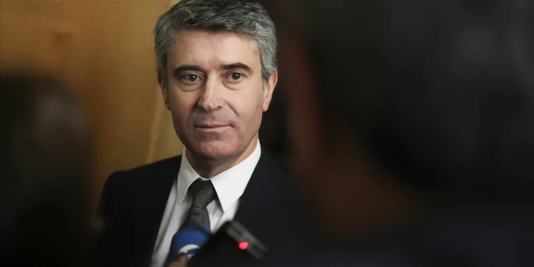José Luis Carneiro promete nova Lei de Finanças Regionais para Madeira e Açores