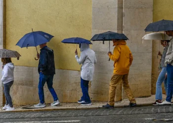 Surpreendido pela chuva? Conte com ela por estes dias (mas calor voltará)