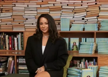 ‘Ser estranho é vantagem’, diz empresária que já vestiu Kim e Beyoncé