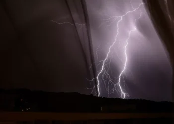 Trovoada e granizo deixam 5 distritos de Portugal continental a ‘amarelo’