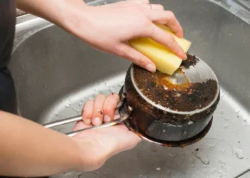 O truque para deixar o fundo dos tachos e panelas como novo