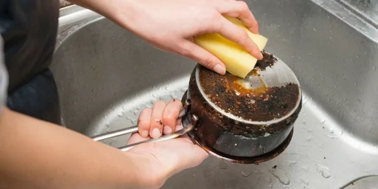 O truque para deixar o fundo dos tachos e panelas como novo