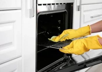 Veja como limpar as grelhas do forno com borras de café