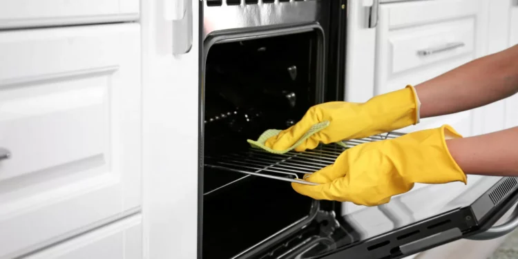 Veja como limpar as grelhas do forno com borras de café