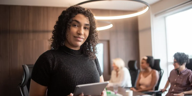 Profissionais trans ganham 20% menos no Brasil, revela estudo