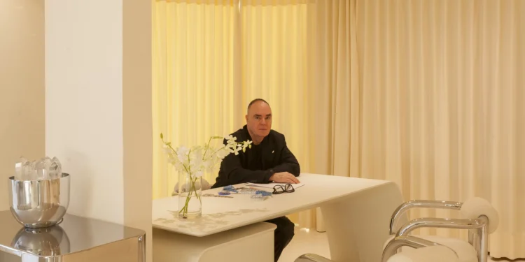 Conheça o novo ateliê sob medida de Reinaldo Lourenço: “Espaço bem maior”