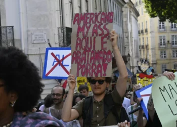 Manifestantes saem à rua “contra a turistificação” em Lisboa. As imagens