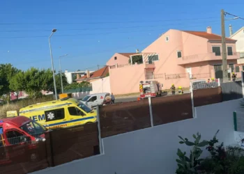 Colisão rodoviária com dois veículos corta rua em Odivelas