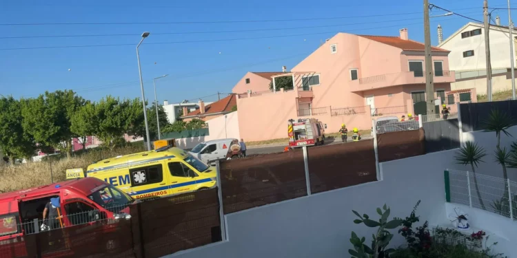 Colisão rodoviária com dois veículos corta rua em Odivelas