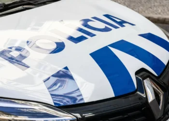 Tentou roubar roupa no valor de 500€ mas vigilante “atento” travou-a