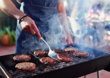 Evite este erro comum quando está a grelhar carne