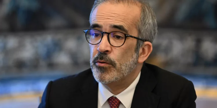 Rangel apela à contenção e a regresso às negociações após ataque do Irão