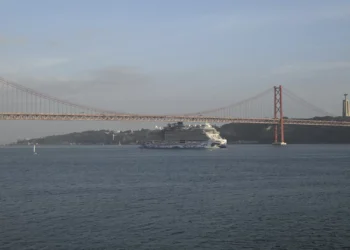 Colisão no rio Tejo afetou navio de carga