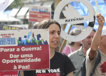Protesto da CGTP junta dezenas em Lisboa contra “corrida ao armamento”