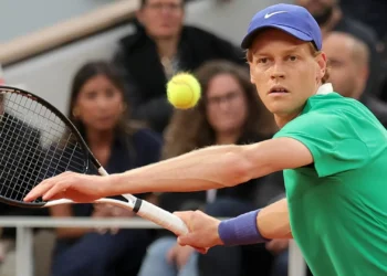 Sinner derrota Djokovic e está pela primeira vez na final de Roland Garros
