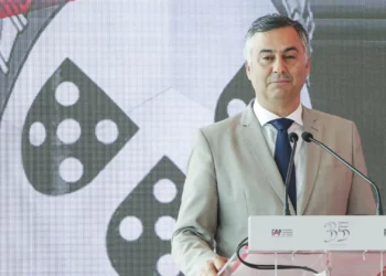 Governo quer menos burocracia nas escolas e lança desafio a docentes