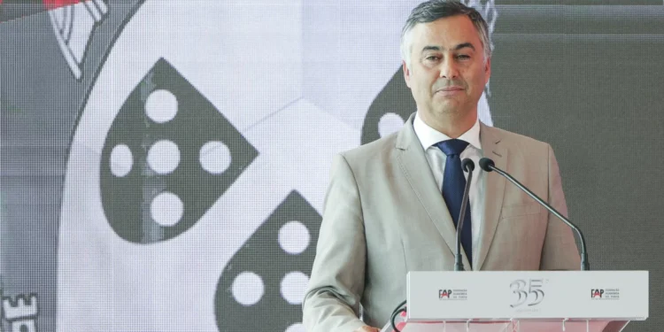 Governo quer menos burocracia nas escolas e lança desafio a docentes